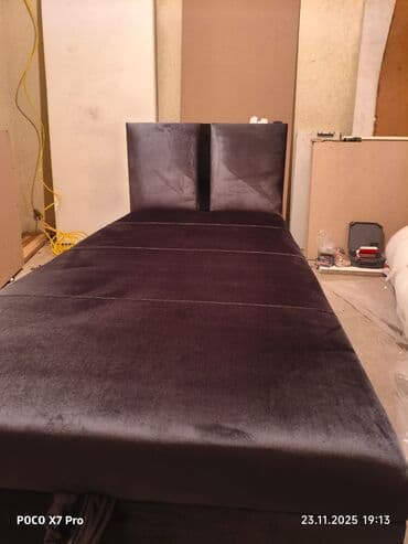 бу кровать с матрасом: Односпальная кровать-тахта в обивке бирюзового/морской волны цвета. - — 3