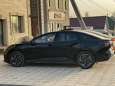 srv 2: Toyota bZ3: 2025 г., Электромобиль, Седан — 6