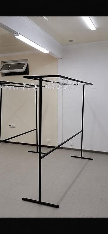 Металлическая вешалка для одежды. Подойдёт для магазина одежды at lalafo.kg Металлическая вешалка для одежды. Подойдёт для магазина одежды