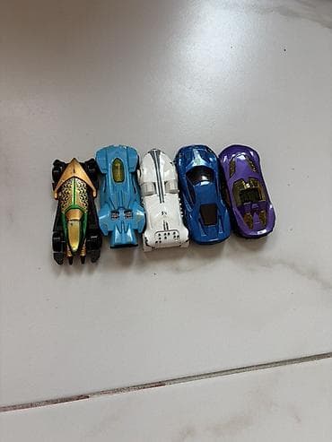 Набор из 5 игрушечных машинок масштаба примерно 1:64. Состав: - — 1