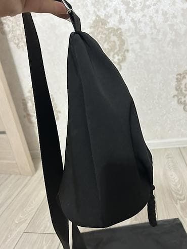Аксессуары: Компактная городская сумка-слинг (на грудь/через плечо), черная. - — 2