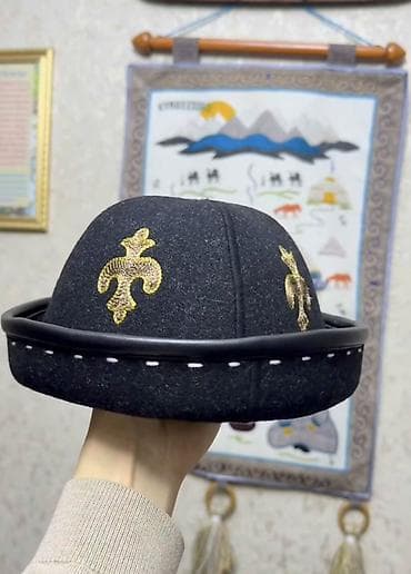 Головные уборы: Тюбетейка/национальная шапка из тёмного войлока с вышивкой. - — 1