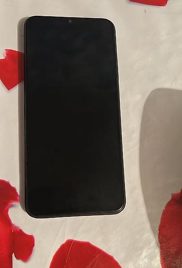 Смартфон с большим безрамочным экраном и фронтальной камерой в