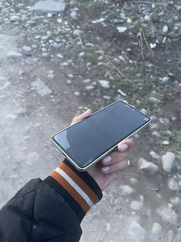 Смартфон с плоскими гранями и экраном с тонкими рамками. На дисплее