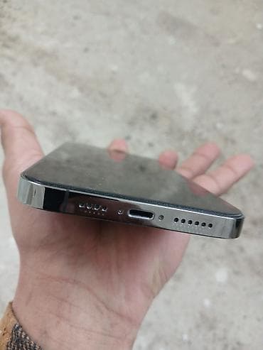 Мобильные телефоны: Смартфон с плоскими гранями и глянцевой металлической рамкой. На — 1