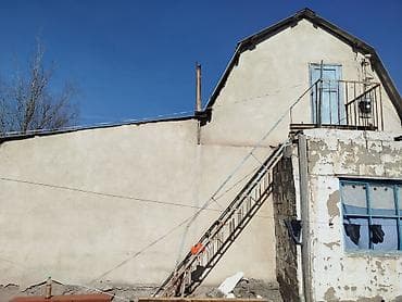 бекер уй: Продаётся одноэтажный дом с мансардой и участком. - Материал стен — 4