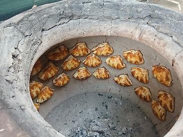 Азык-түлүктөр: Самса из тандыра формы, выпеченные в глиняном тандыре на дровах. - — 4