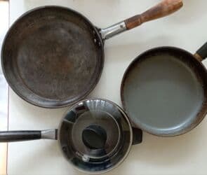 нож кухонный: Продаю посуду . Б/У Сковородки: 1. большая с ручкой 2. поменьше с — 18