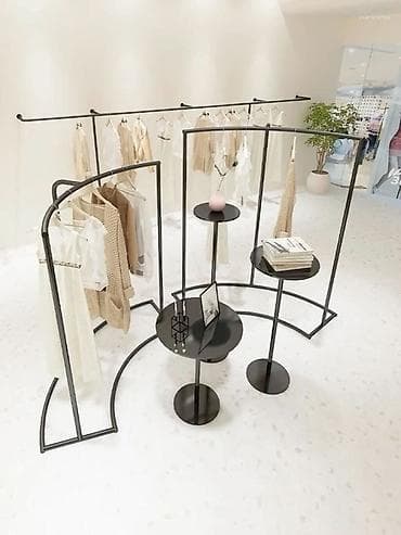 Манекендер: Напольные и настенные металлические стойки для одежды и аксессуаров в — 4