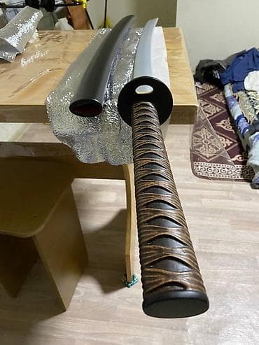 продаю меч: Катана (декоративная/сувенир) ручной работы В комплекте: меч и чёрные — 1