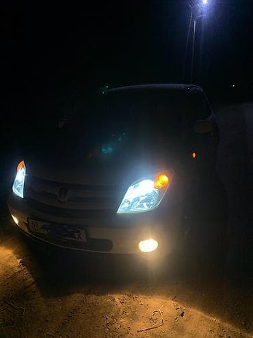 210 e55: Toyota Ist: 2005 г., 1.3 л, Бензин — 6