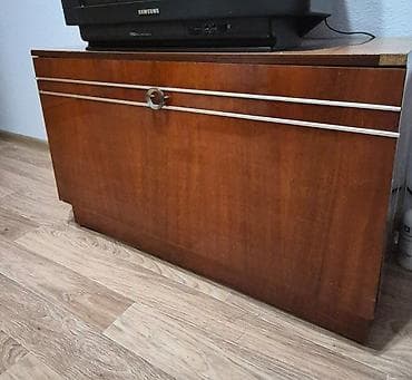 письменный стол советский: Тумба и подставка для телевизора, Б/у, Напольная, ЛДСП, Самовывоз, цвет - Коричневый — 1