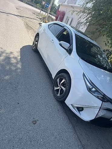 Toyota Corolla: 2018 г., 1.8 л, Автомат, Гибрид, Седан