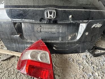 на фит 2: Крышка багажника Honda, Б/у, Оригинал — 1