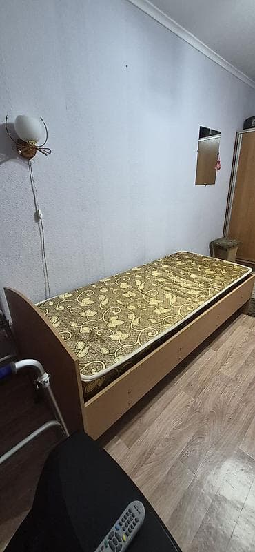 Офисная мебель: Односпальная кровать, Б/у, С матрасом, длина - 194 см — 2