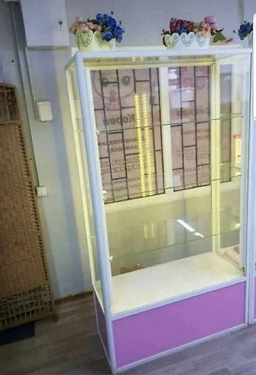 кинижный полка: Три стеклянные полки, шкаф с подсветкой вместительная,удобная, полка — 1