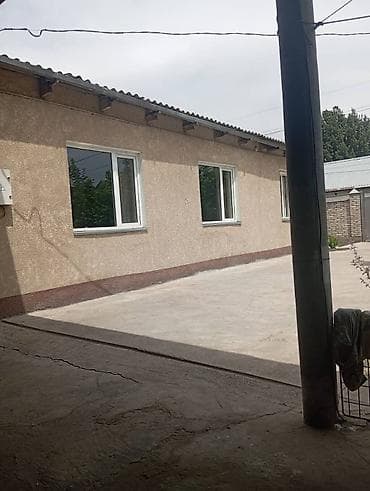 Продаётся жилой дом с большим бетонным двориком и въездом через