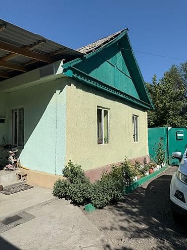 Продаётся дом с двором и хозяйственными постройками. - Отдельно