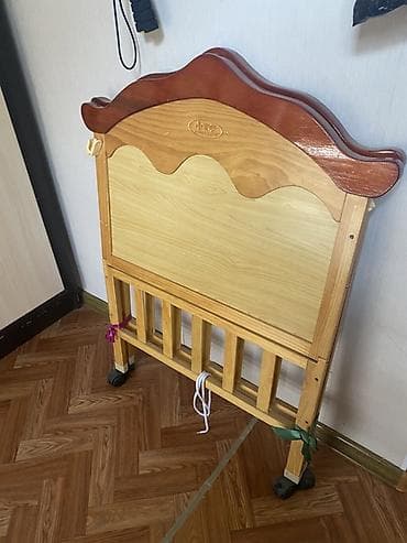 кровать манеж: Продается деревянная детская кроватка-манеж. Состояние хорошее — 5