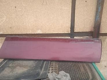 Автомобильная панель отделки, окрашенная в бордовый цвет. Подойдет для