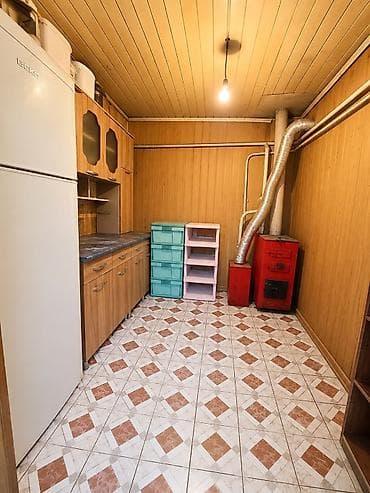 на дордое: Дом с двориком и навесом для авто - Кирпичный забор по периметру — 8