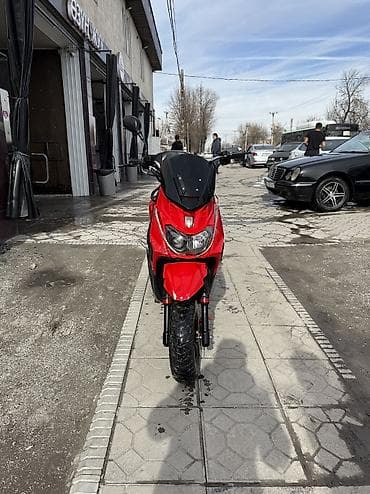 Скутер 50–150 см³ (бензиновый, вариатор). Красно‑чёрный пластик