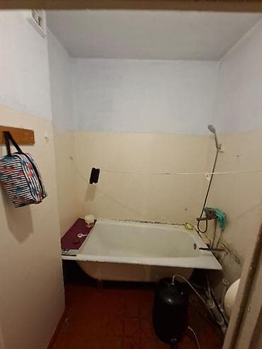 osh hostel: 2 комнаты, 52 м², 105 серия, 5 этаж, Требуется ремонт — 3