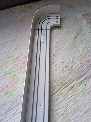 Вазалар: Продаю пластиковые потолочные карнизы 2 штуки(3х полосный). Длина — 4
