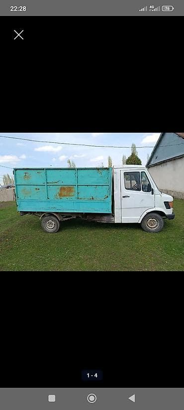 Грузовой фургон Mercedes-Benz с высоким металлическим кузовом — 4