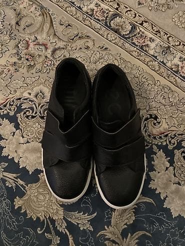 Черные кроссовки/слip-on с двумя широкими липучками. Верх выполнен из