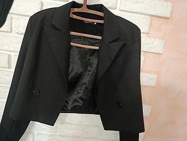 короткие женские пиджаки: Укороченный женский пиджак черного цвета - Классический крой с — 1