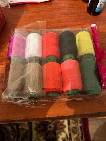 швейный цех на дом: Набор для шитья в кейсе - Компактный жесткий кейс-клатч бордового — 2