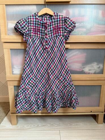 надпись на футболке: Нежно-зеленый свитшот с высоким воротником для девочки. Украшен — 4