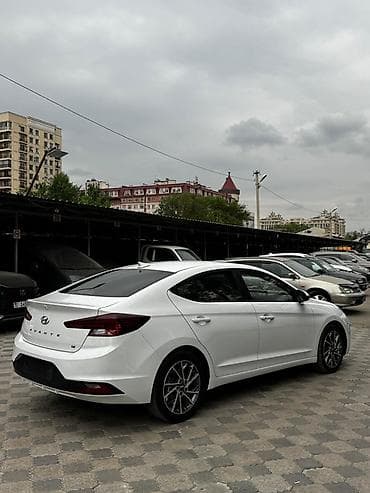 льва: Hyundai Elantra: 2019 г., 1.6 л, Автомат, Бензин, Седан — 2
