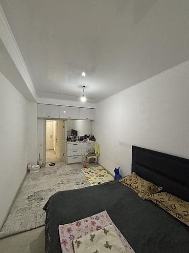 Просторная светлая комната с отдельной гардеробной зоной и ббольшим