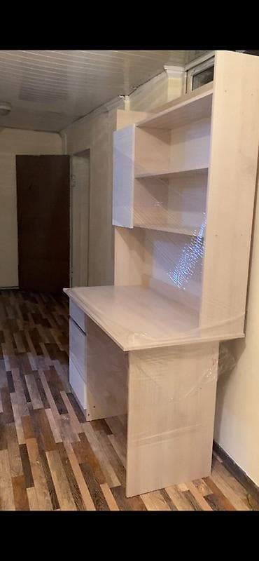 компьютерый стол: Компьютерный стол, С полками — 1