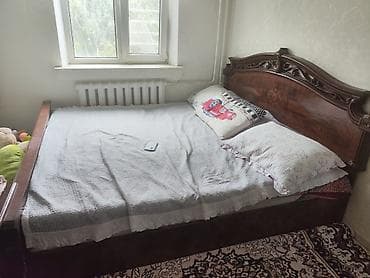 Двуспальная кровать с высоким резным изголовьем в классическом стиле
