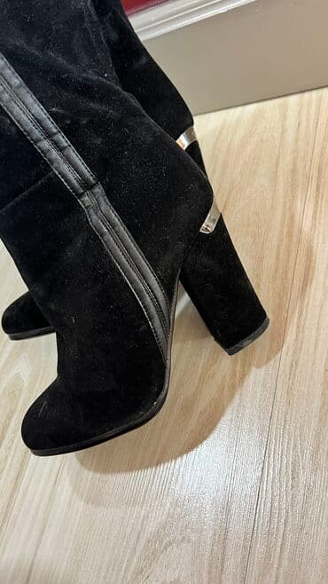 женские зимние сапоги из натуральной кожи и меха: Продам сапоги. Надела 2 раза. Состояние 9 из 10. Каблук-7,5см — 8