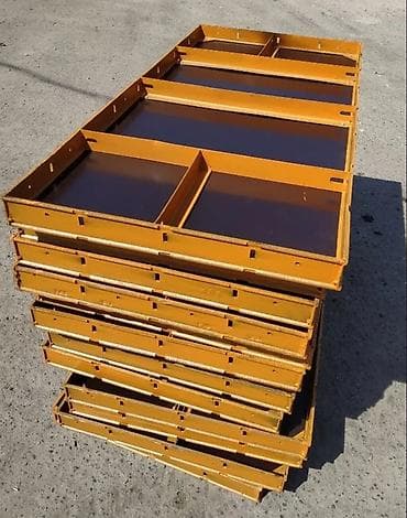 Щиты опалубки, выполненные из прочного материала и окрашенные в яркий