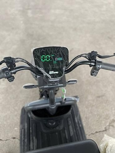 електро мото: Электрический трёхколёсный скутер Vintage (серый) - Посадка: две — 2