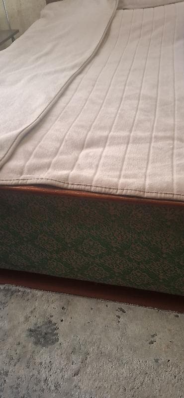 советский кухонный стол размеры: Деревянный обеденный стол и красный диван Стол: - Материал: массив — 6