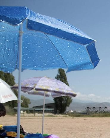 зонтик большой пляжный: Зонт пляжный большой . 1,8м высота, d=1,5м Голубой. Б/у в отличном — 1