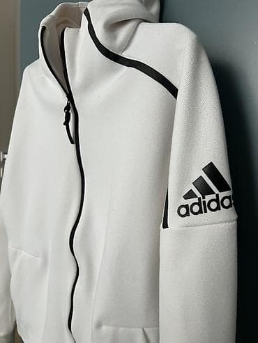 Прокат одежды: Толстовка с капюшоном adidas, белая, на молнии. Особенности: - Прямой — 1
