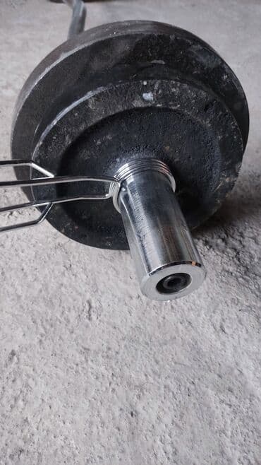 Спорт и отдых: Продаю штангу гриф кривой длина 1,2м 2 блина по 5кг 2 блина по — 1