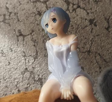 аниме значки: Аниме фигурка Рем (ReZero). Прикольная сидячая, можно посадить на край — 1