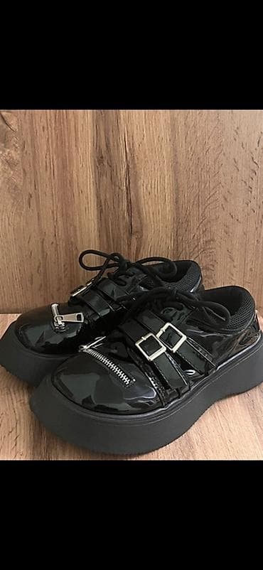 Жеке буюмдар: Черные глянцевые лоферы на подошве, отлично качества
Размер: 36 — 1