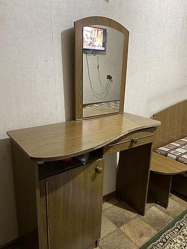 спальные гарниту буры: Спальный гарнитур в классическом стиле, отделка под дуб. В комплект — 5