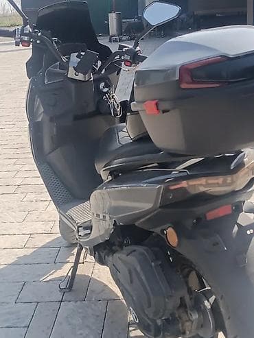 купить новый скутер: Скутер-макси, серый металлик Характеристики и оснащение: - Кузов — 5