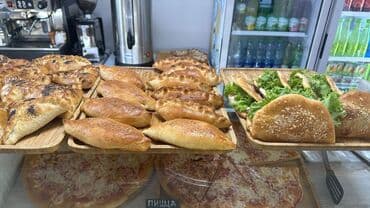 мини пекарня: Разнообразная выпечка, представленная в ассортименте, включает пирожки — 4