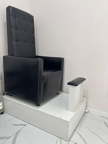 Педикюрное кресло на подиуме с подставкой для ног - Высокая спинка с